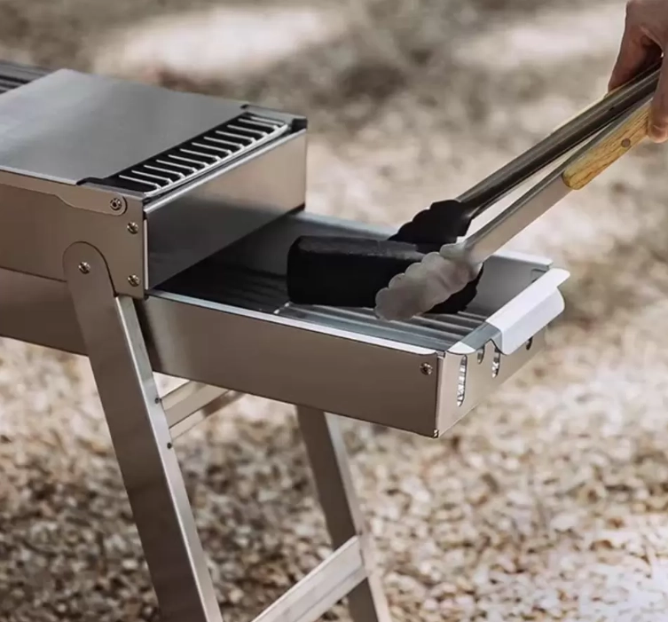 Churrasqueiras a carvão dobráveis com estrutura minimalista Churrasqueiras a carvão dobráveis com estrutura minimalista